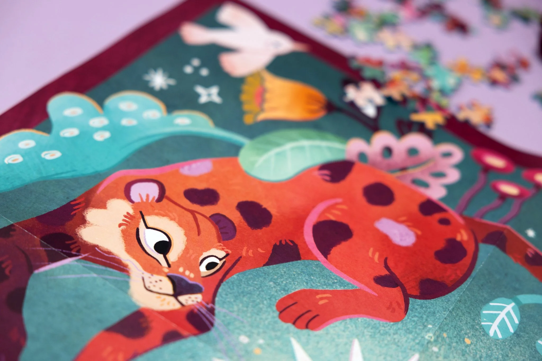 Ilustración colorida de un leopardo descansando rodeado de plantas y elementos abstractos.
