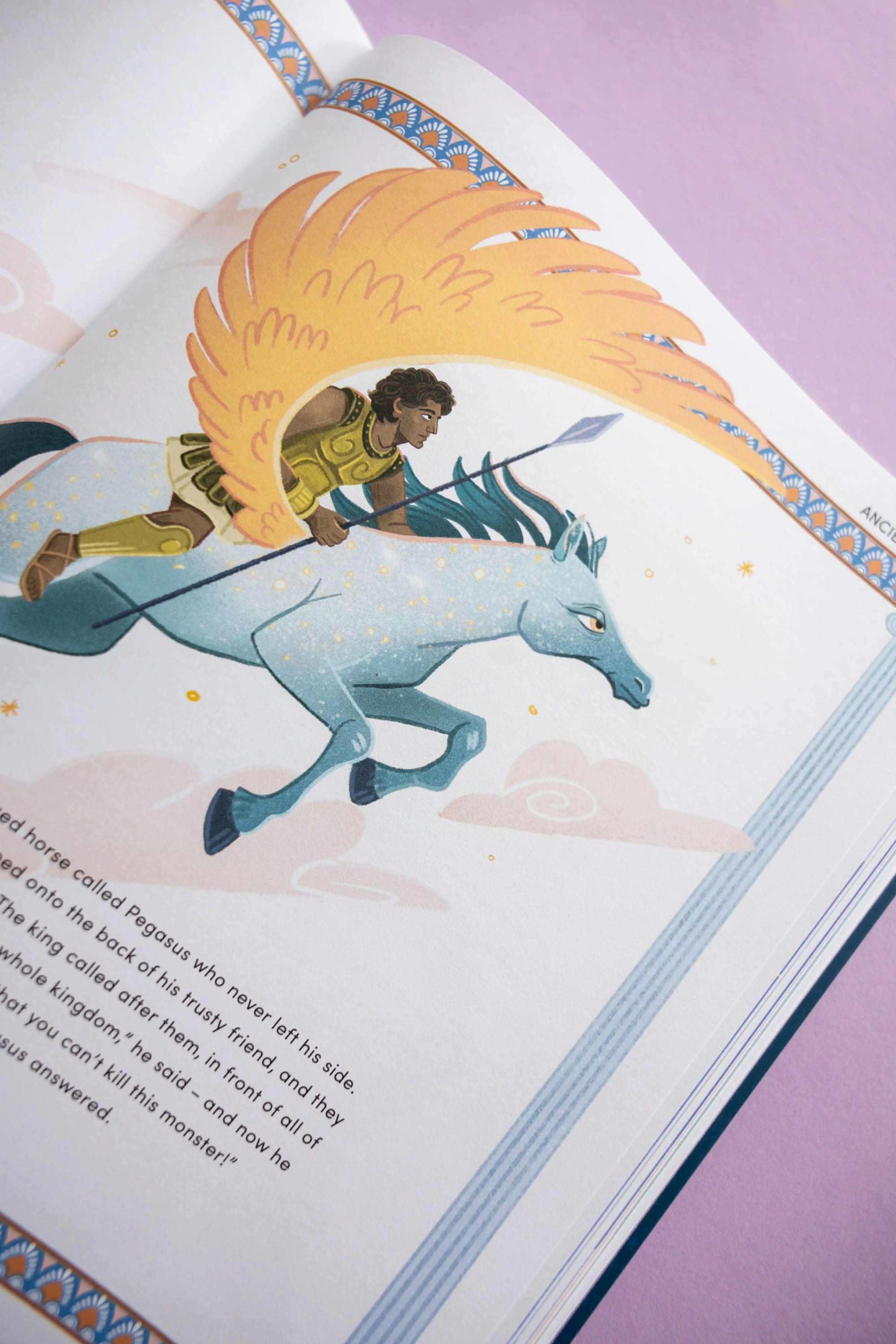 Illustration eines Kriegers, der auf einem hellblauen Pegasus mit goldenem Federflügel reitet, auf rosa Hintergrund.
