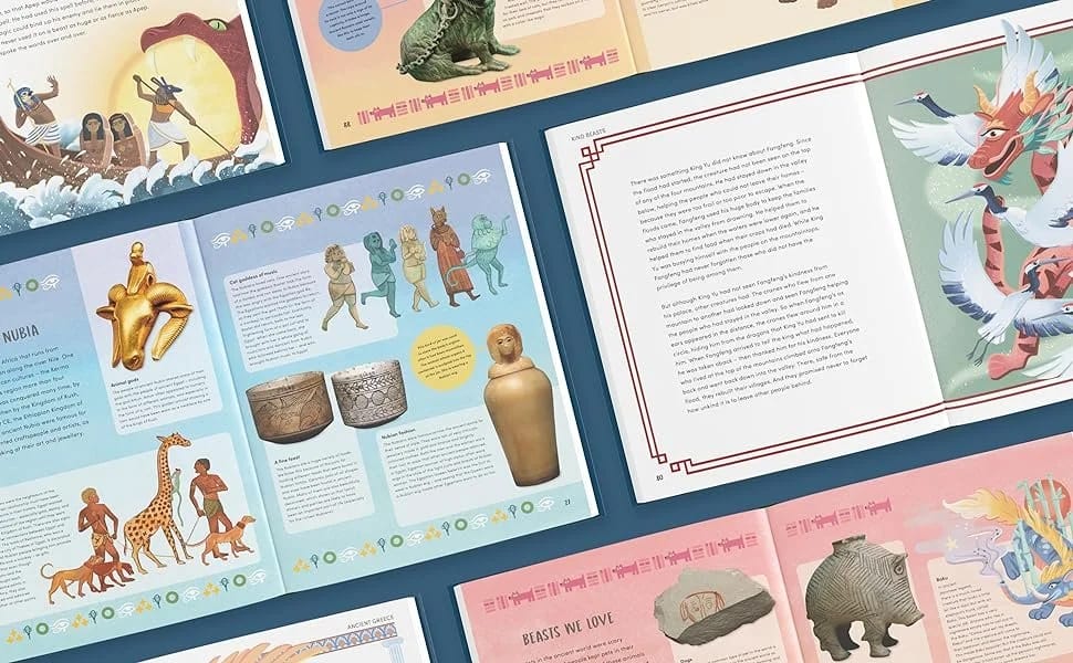 Aufgeschlagene Kinderbücher mit Illustrationen antiker Artefakte, mythischer Wesen und historischer Szenen auf blauem Hintergrund.