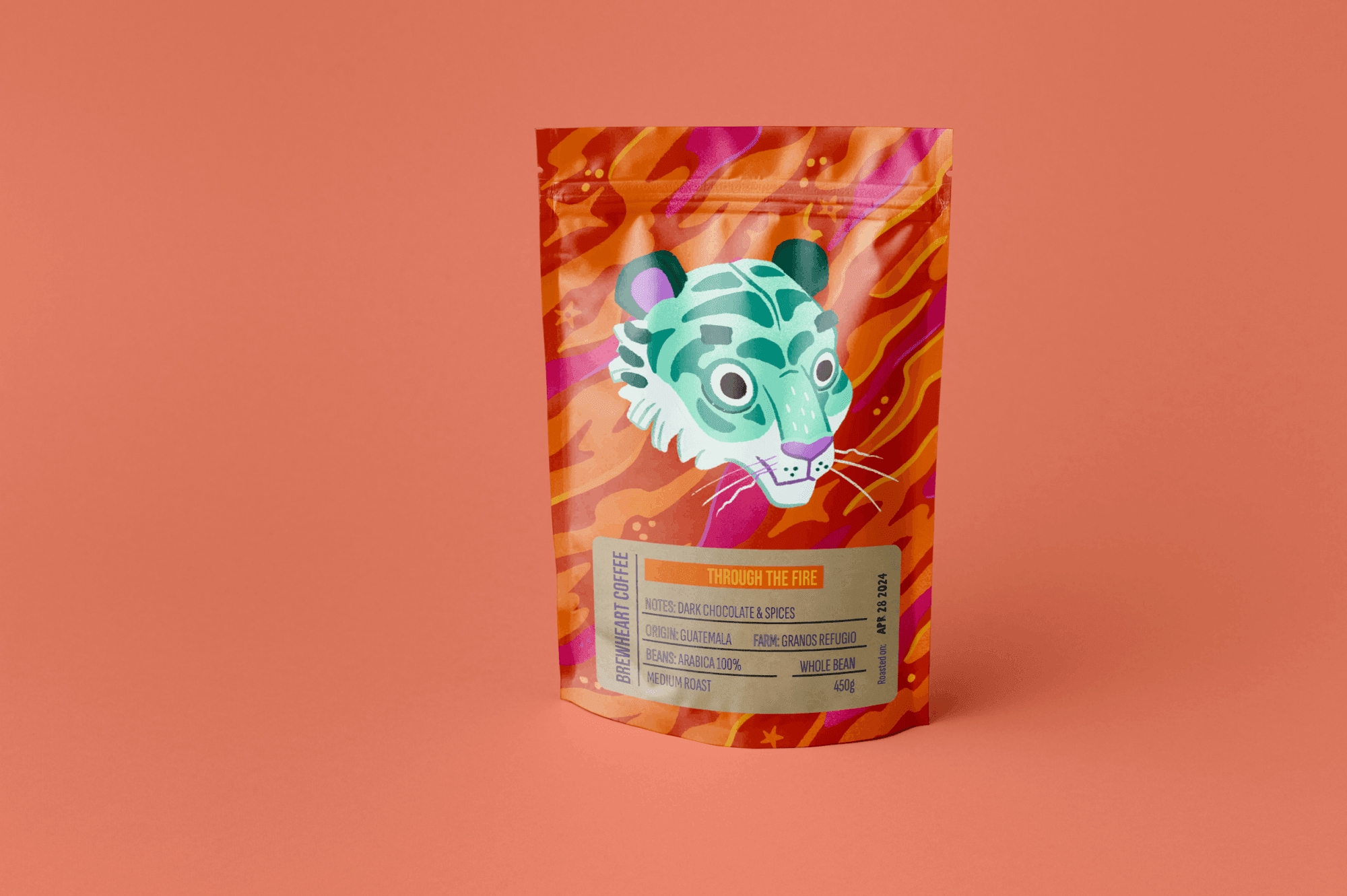 Eine farbenfrohe Kaffeetüte mit einem illustrierten Tigergesicht in Türkis- und Lilatönen vor einem leuchtenden orange-pink-violetten Musterhintergrund.