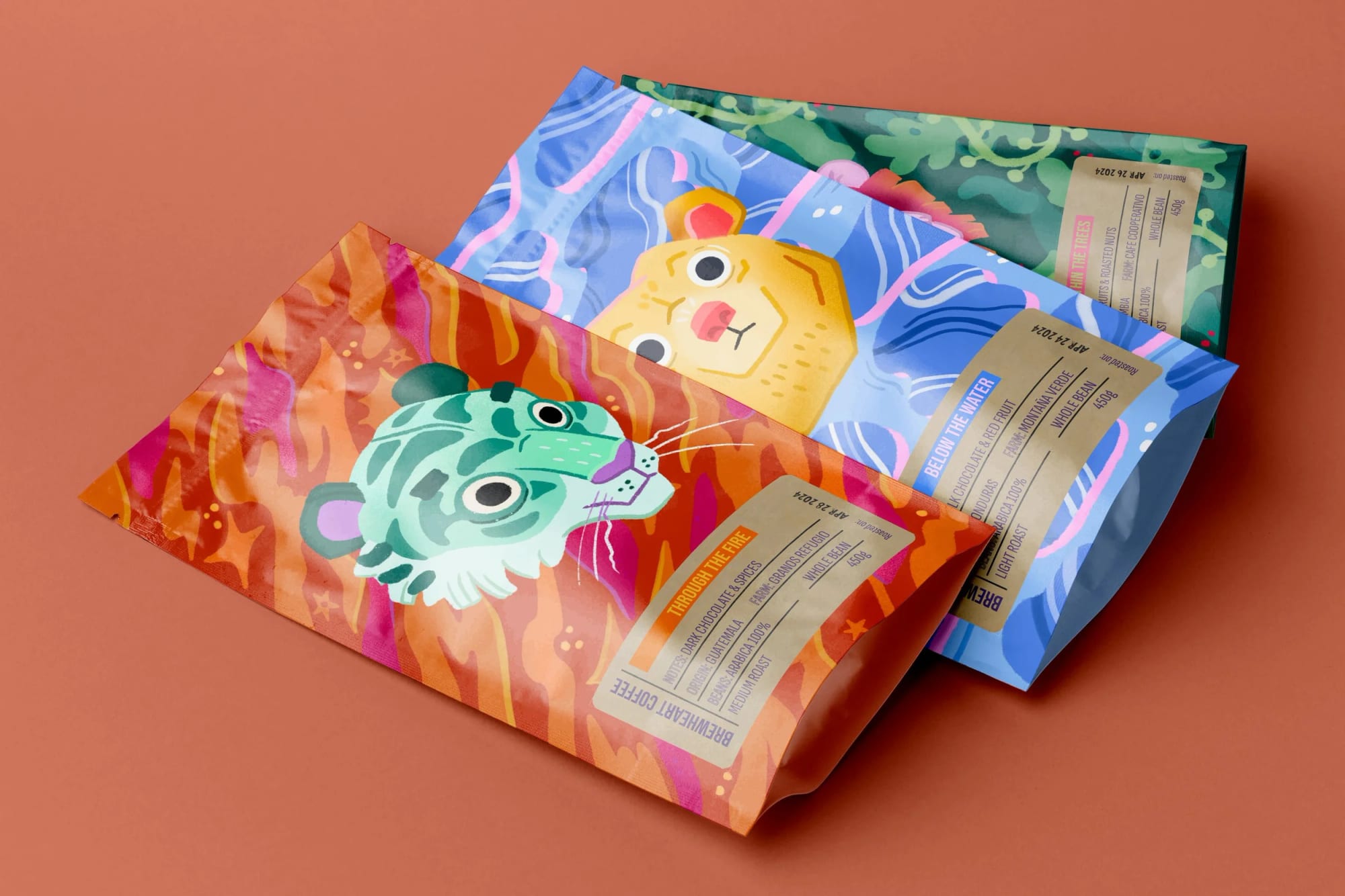 Zwei farbenfrohe Snacktüten mit Cartoon-Tierillustrationen, eine mit einem Tiger und die andere mit einem Löwen, vor pinkem Hintergrund.
