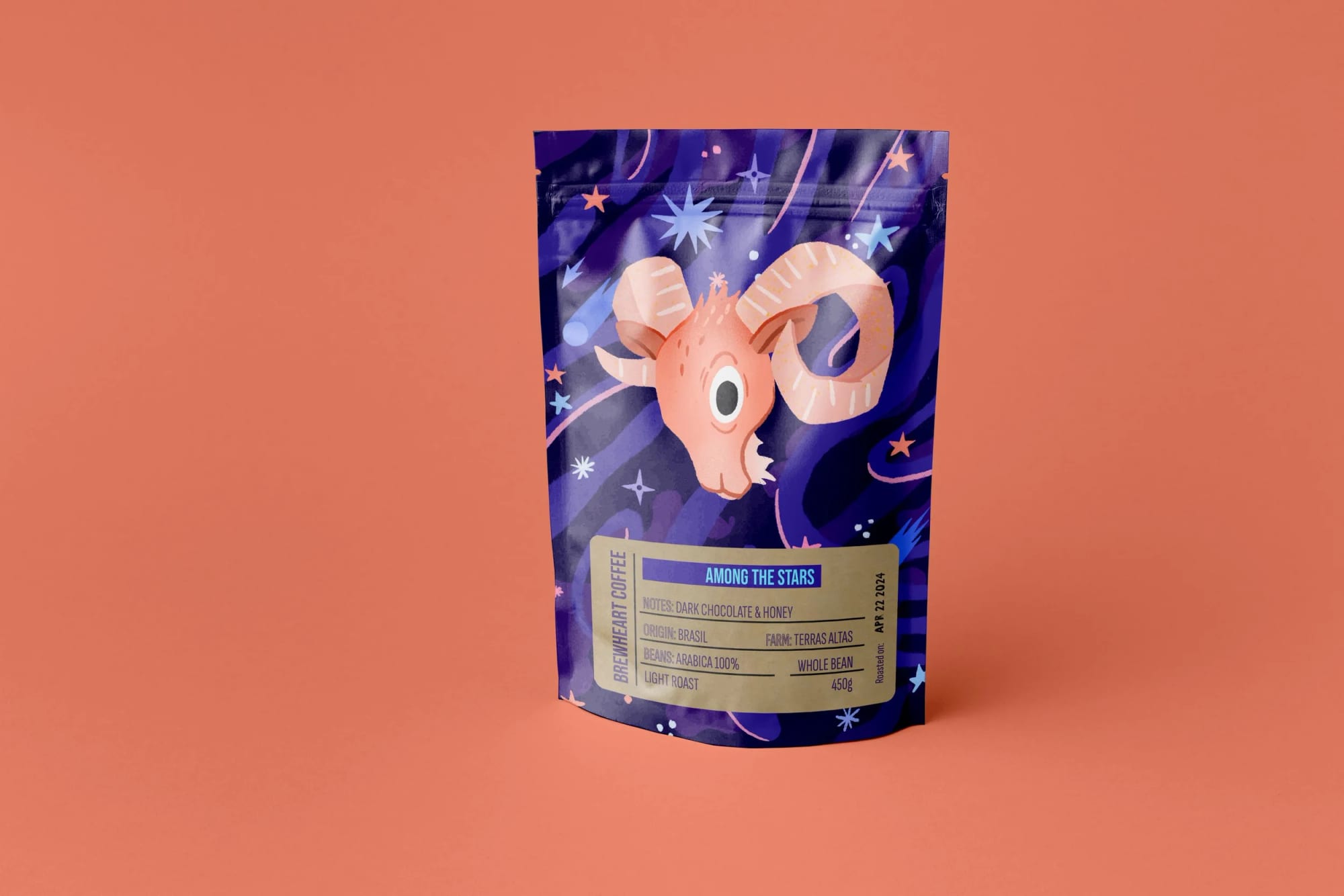 Eine Kaffeetüte mit einer weltraumthematischen Illustration einer Ziege mit großen geschwungenen Hörnern, umgeben von Sternen und kosmischen Elementen, mit dem Etikett ‚Among the Stars‘ Kaffee von Brewheart Coffee, mit Noten von dunkler Schokolade und Honig, Herkunft Brasilien, Farm Terras Altas, 450 Gramm.