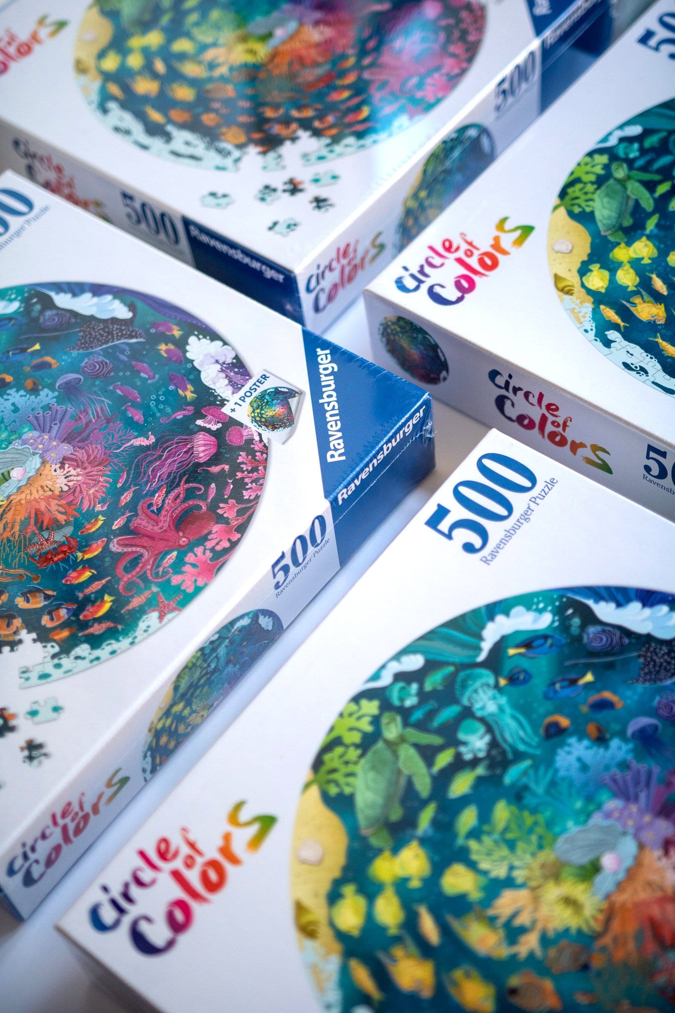 Primer plano de la escena submarina con un pulpo y peces tropicales.