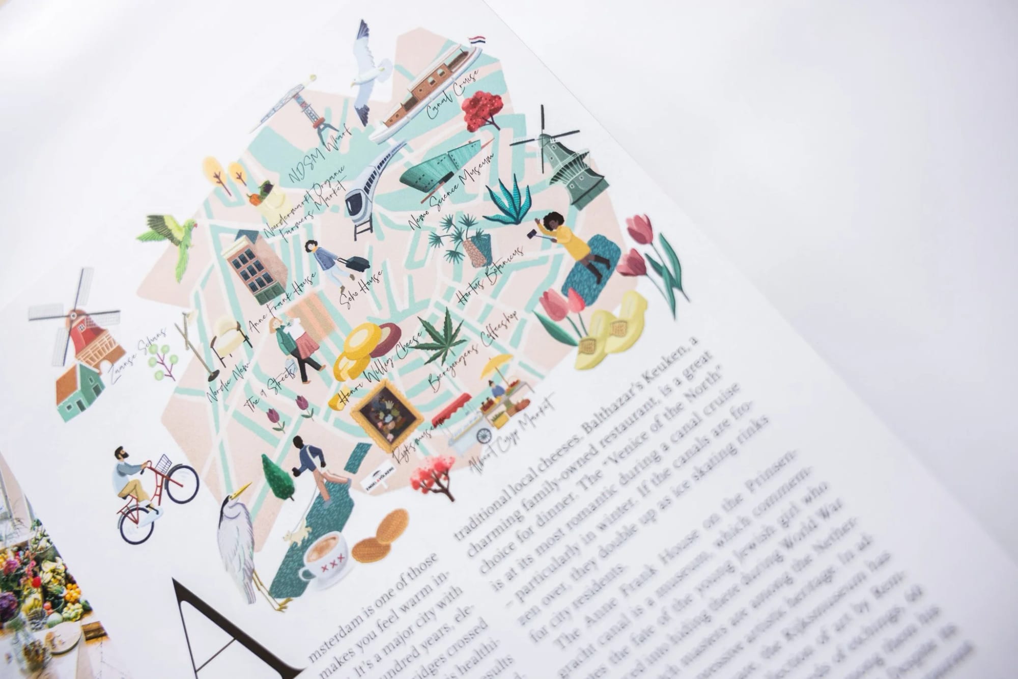 Illustrierte Stadtkarte mit Wahrzeichen, Menschen und Blumen, begleitet von Texten über lokale Küche und Sehenswürdigkeiten.