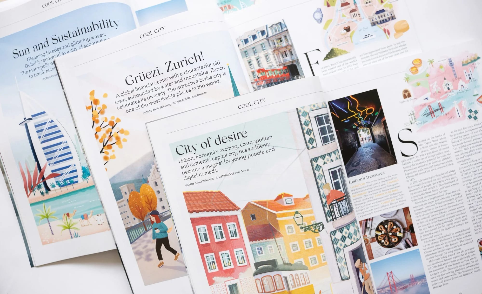 Mehrere aufgeschlagene Reisemagazine mit farbenfrohen Illustrationen und Fotografien verschiedener Städte, darunter Lissabon, Zürich und Dubai, mit Artikeln über Sehenswürdigkeiten, Architektur und lokale Kultur.