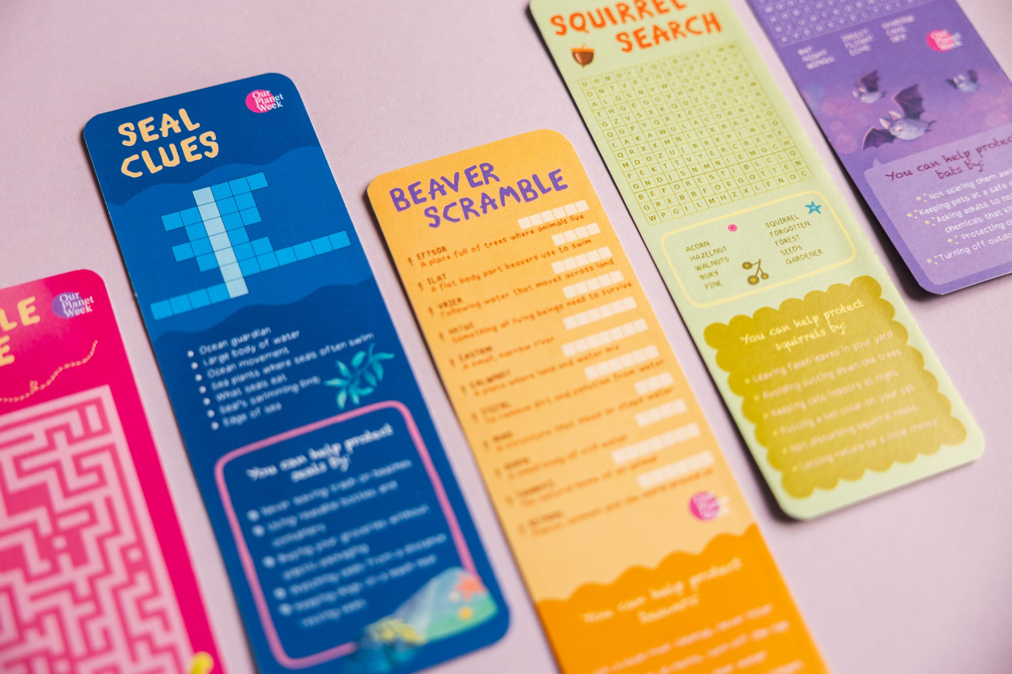 Reverso de los marcapáginas, mini puzles, crucigramas, sopas de letras y juegos de palabras.