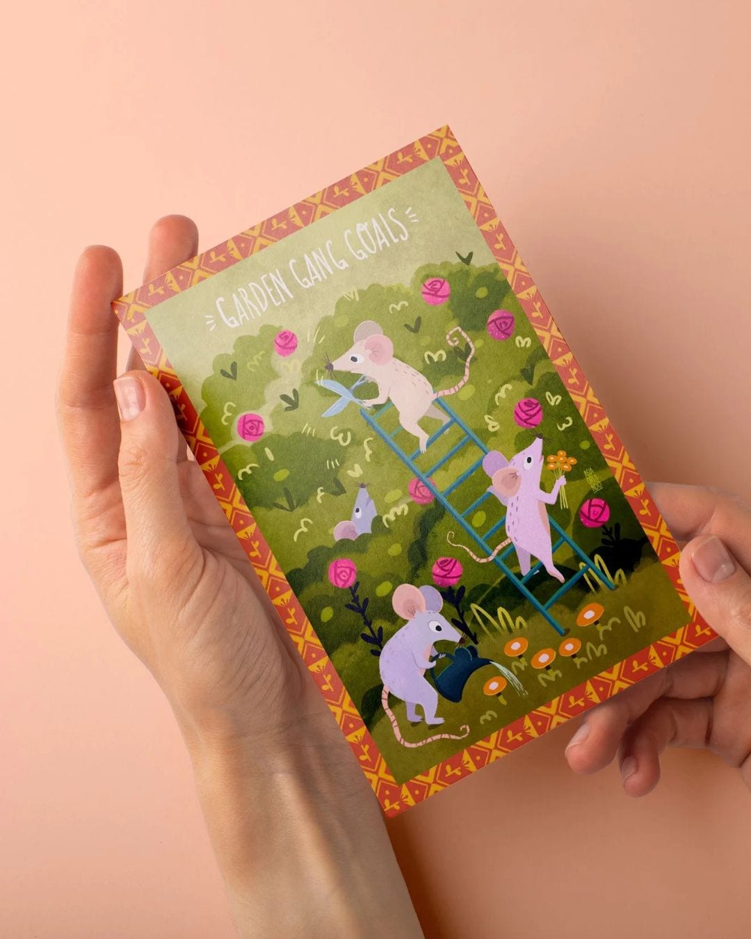 Carte postale Garden Gang Goals tenue en main, des souris qui prennent soin d'un rosier.