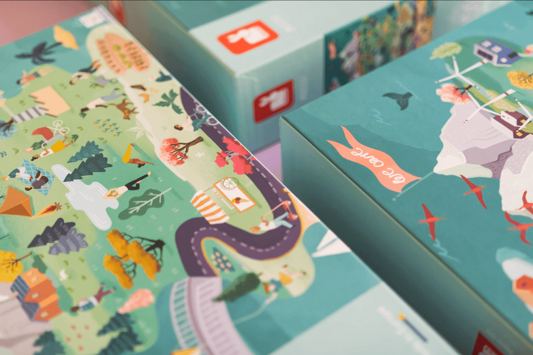 Mapa ilustrado a color sobre el packaging del juego, con escenas al aire libre, personas, árboles y caminos.