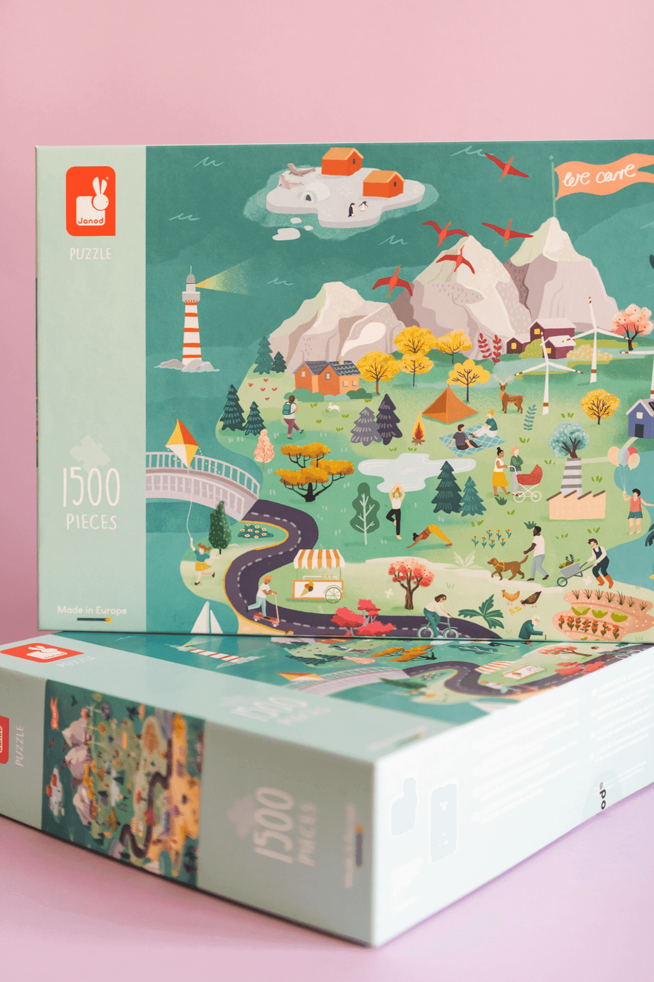 Caja de puzzle ilustrada a color con un paisaje con montañas, casas en la ladera, un faro, árboles y actividades como personas caminando, en bici y de picnic. La caja indica 1500 piezas y fabricación en Europa.