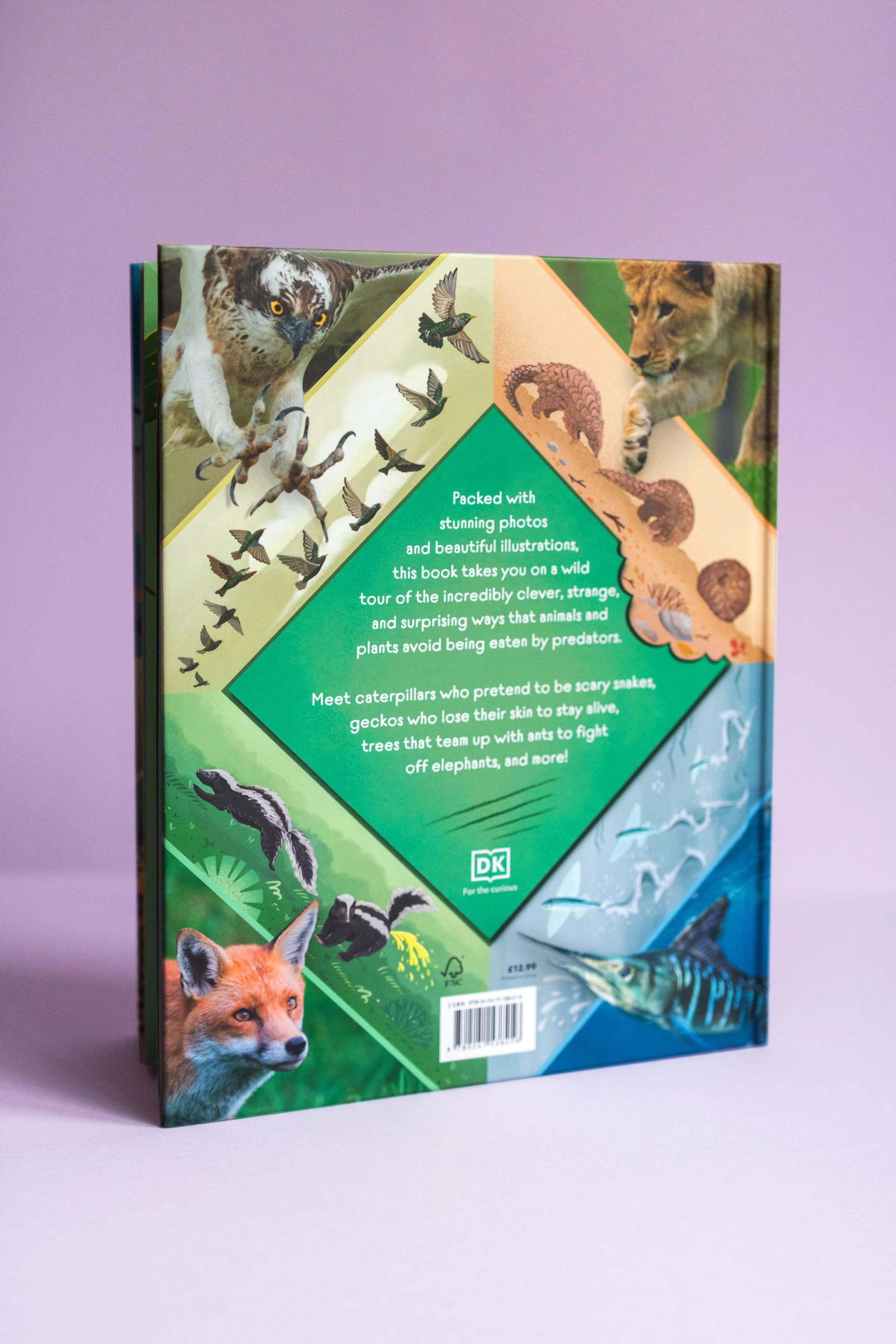 Ein Buch mit farbenfrohen Tierillustrationen auf dem Cover, darunter ein Vogel, ein Löwe, ein Fuchs und Fische. Die Rückseite enthält eine Beschreibung über die Überlebensstrategien von Tieren und Pflanzen.