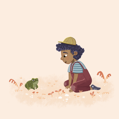 Animierte Illustration eines kleinen Jungen mit Locken in gelber Mütze, blau gestreiftem Shirt und Latzhose, der sich bückt, um einen kleinen grünen Frosch in einem grasbewachsenen Bereich mit Pflanzen und Blumen zu betrachten.