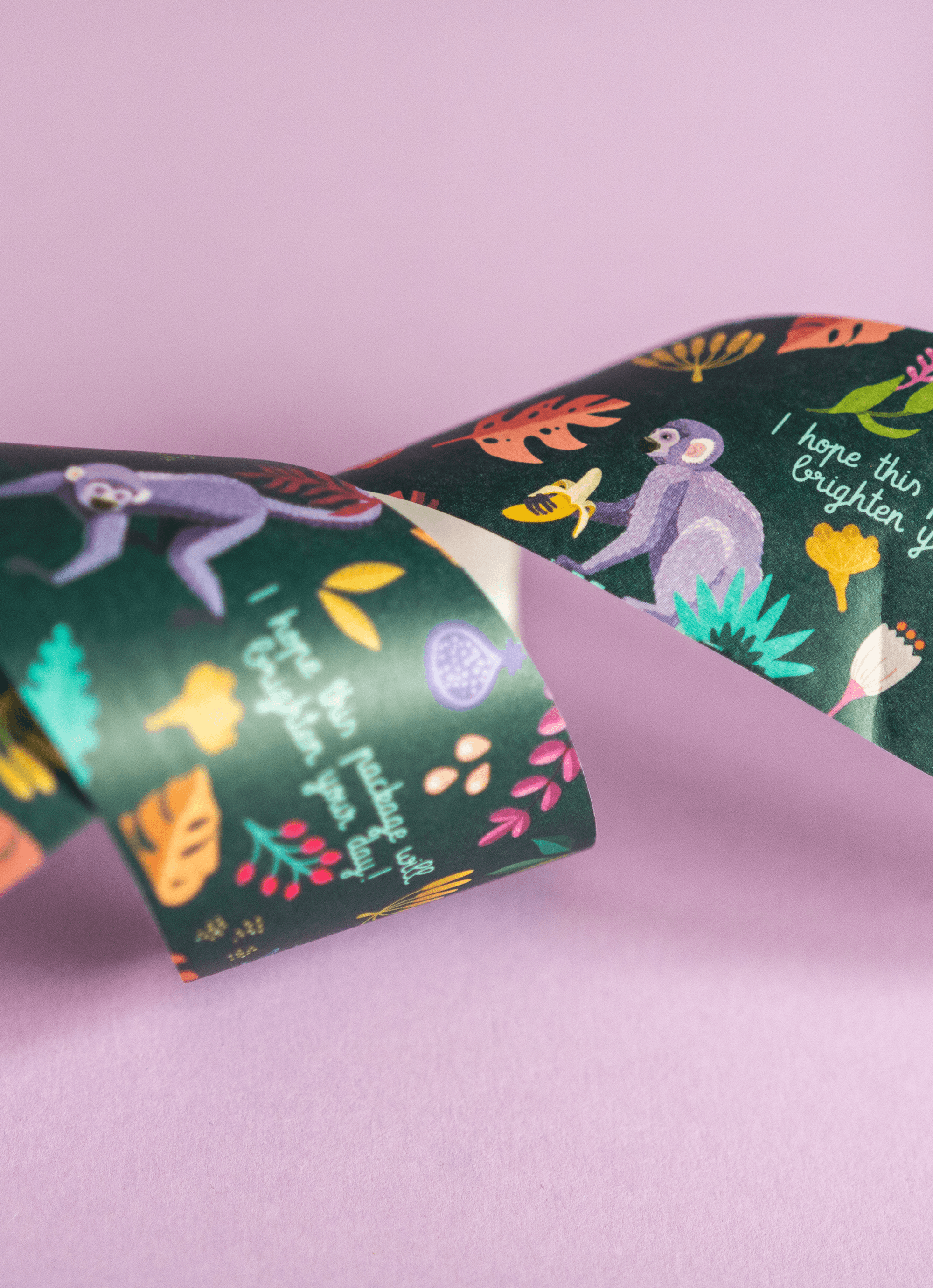 Patrón completo de jungla con animales y vida silvestre, usado en papel de seda y cinta.