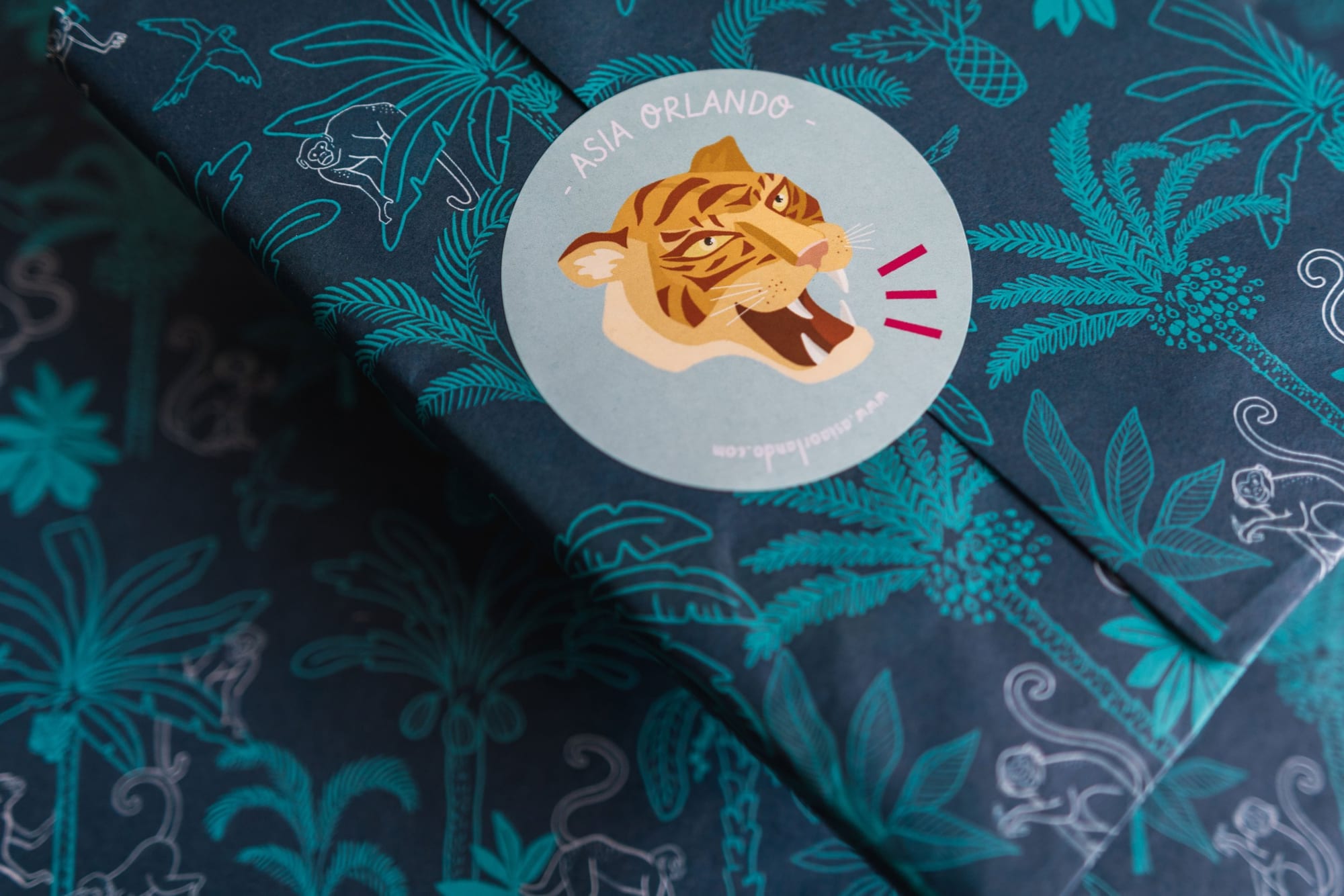 Tigre y animales de la jungla en un mockup de packaging de Noissue.