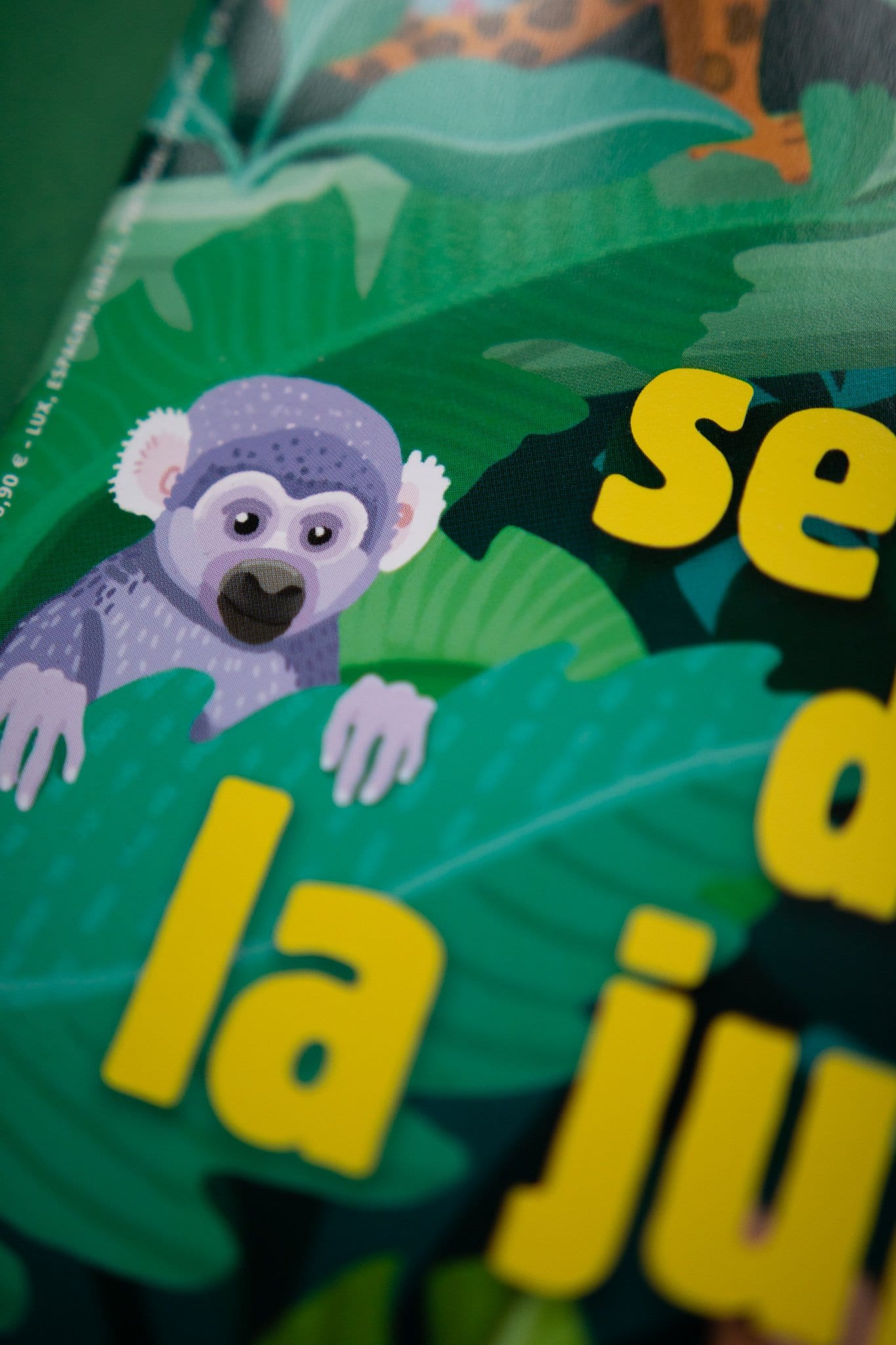 Detalle editorial de la portada con follaje y criaturas.