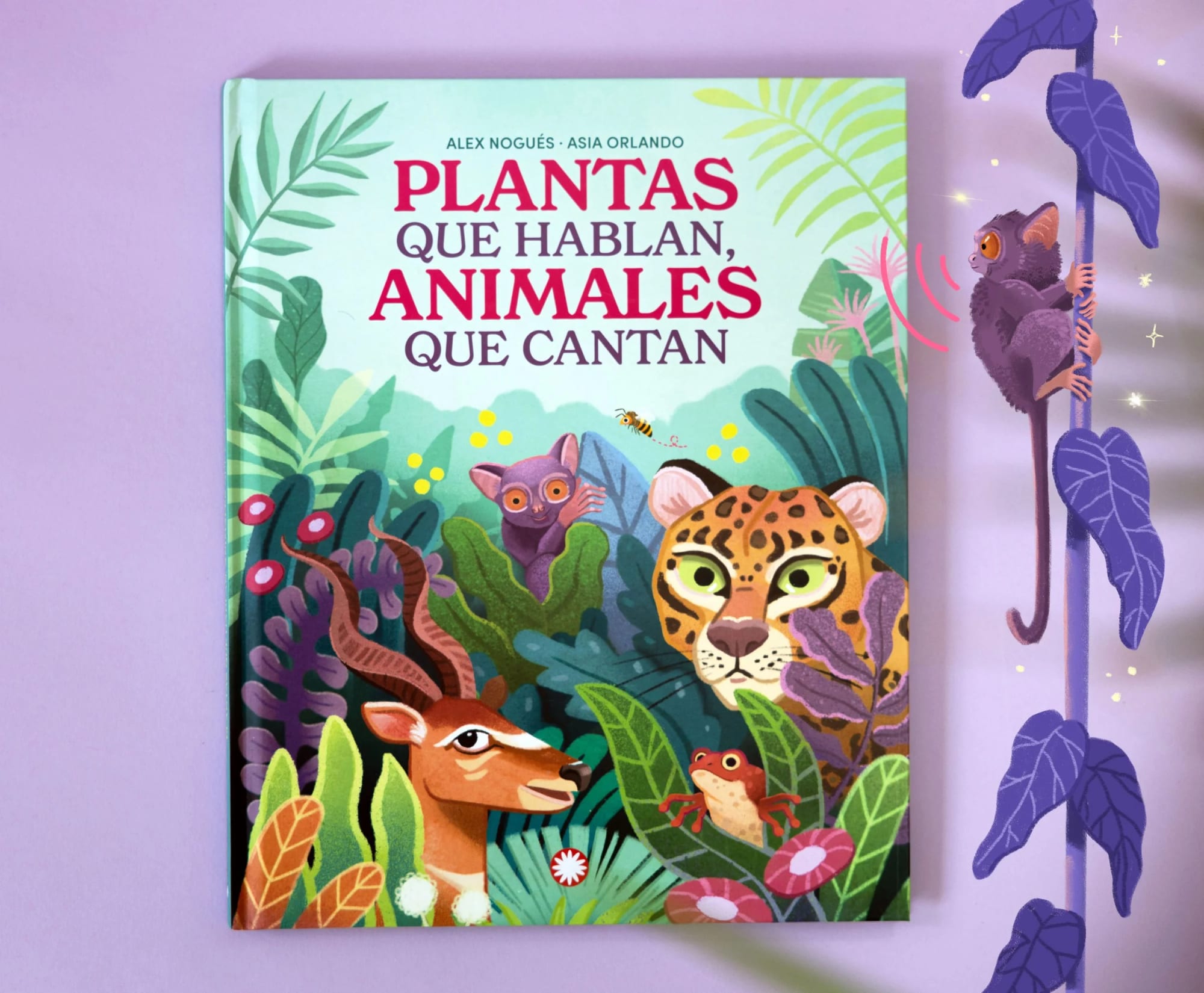 Buchcover mit dem Titel 'Plantas que hablan, animales que cantan' mit farbenfrohen Illustrationen von Dschungeltieren, darunter ein Jaguar, ein Frosch, eine Schlange und ein Lemur, umgeben von üppigem grünem Blattwerk.