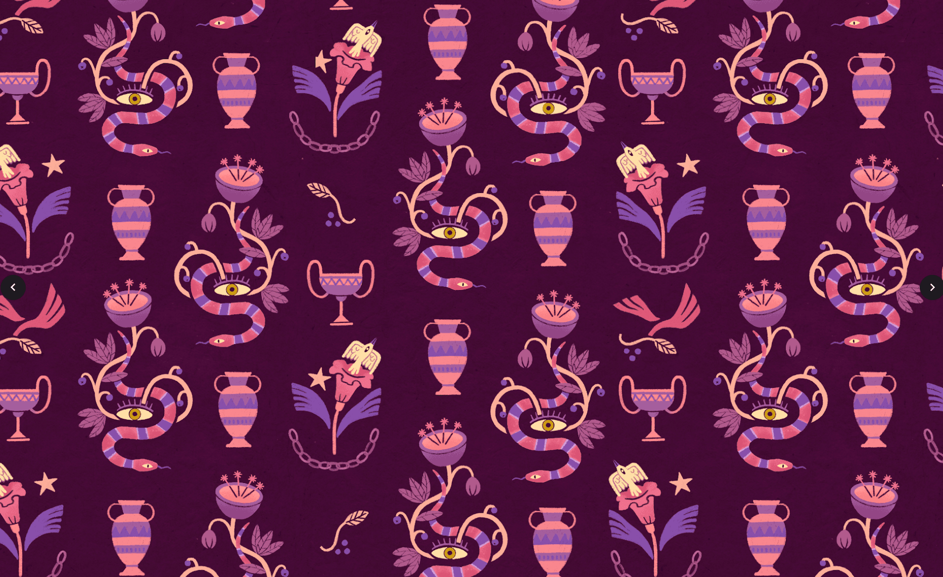 Muster aus lila Schlangen mit gelben Augen, rosa und lila Vasen, rosa Blumen mit weißen Flügeln, gelben Sternen und Ketten auf dunkelviolettem Hintergrund.
