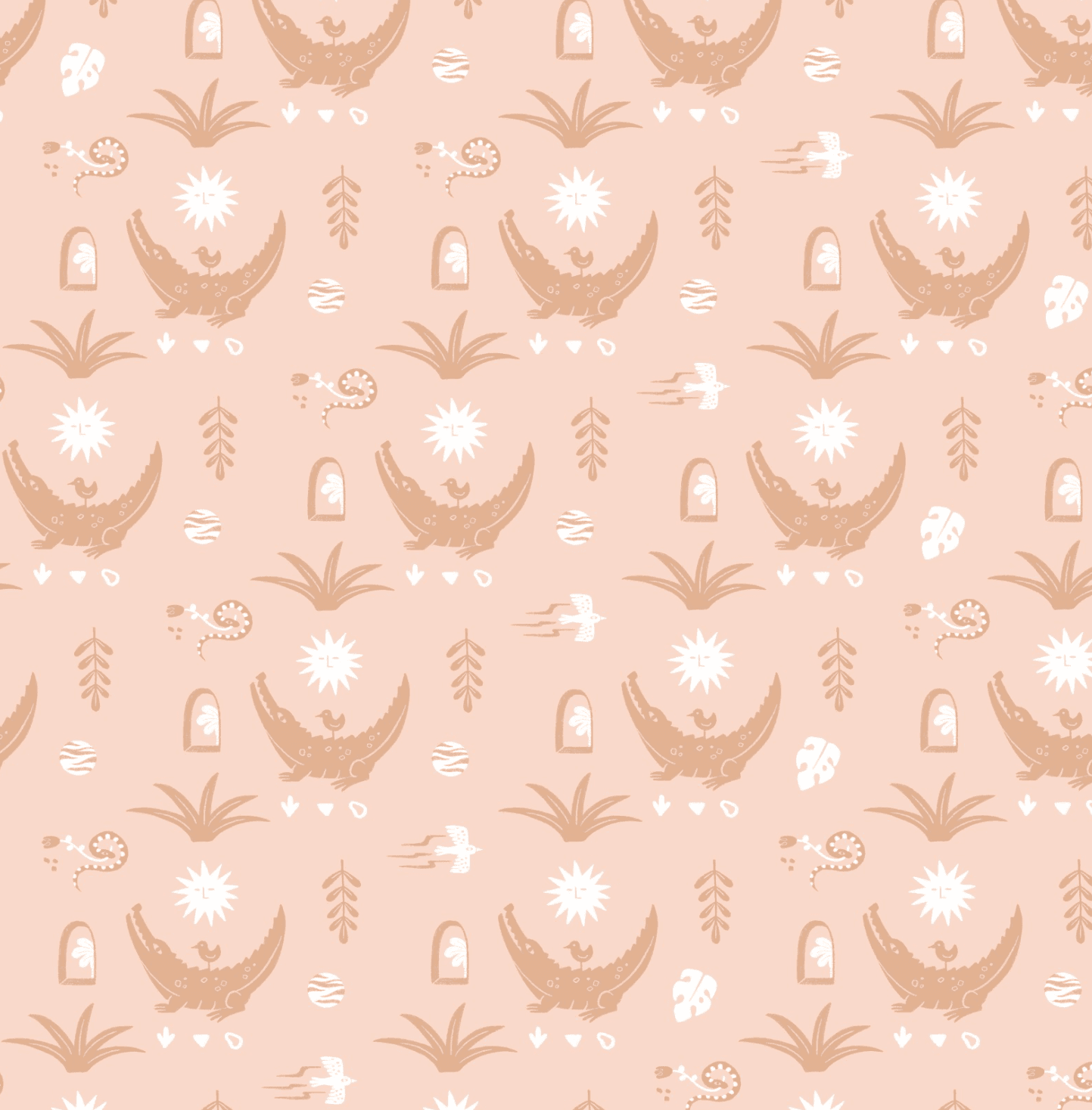 Muster mit Krokodilen, Palmen, kreisförmigen Symbolen, Pfeilen, Vögeln und abstrakten Formen in Beige- und Weißtönen auf rosa Hintergrund.