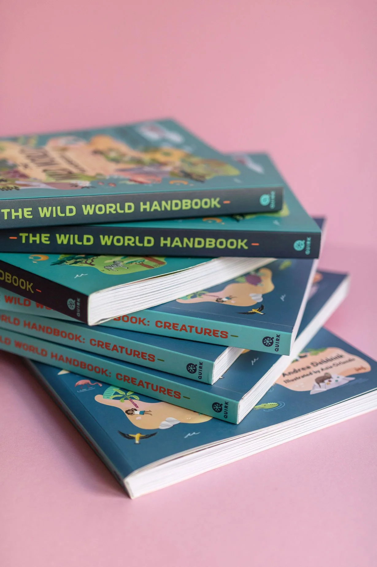 Stapel von Kinderbüchern über Tiere und die Wildnis mit farbenfrohen Illustrationen auf einem rosa Hintergrund.