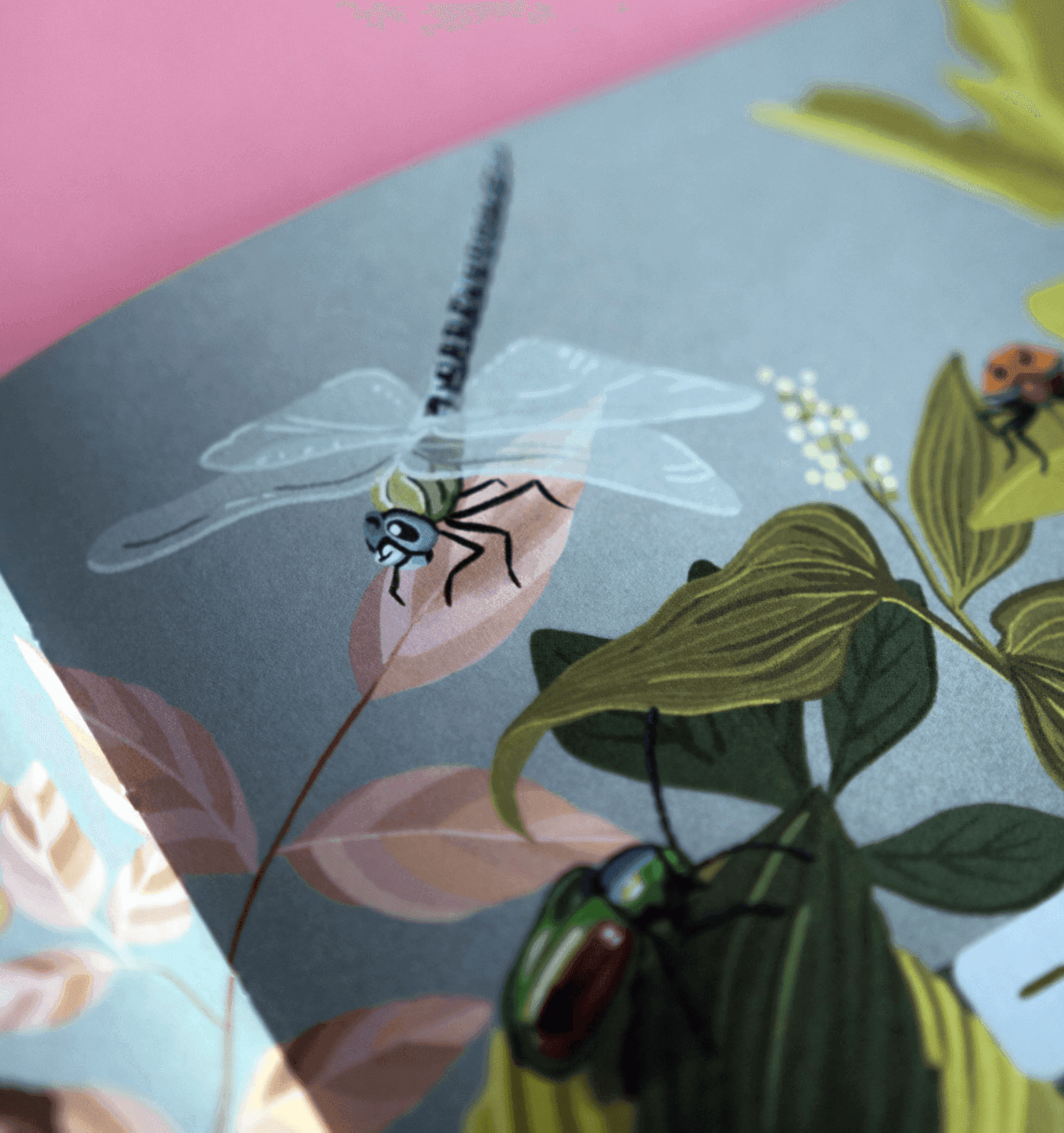 Illustration verschiedener Insekten, darunter eine Libelle, ein Käfer und ein Marienkäfer, zwischen grünem Laub und Zweigen.