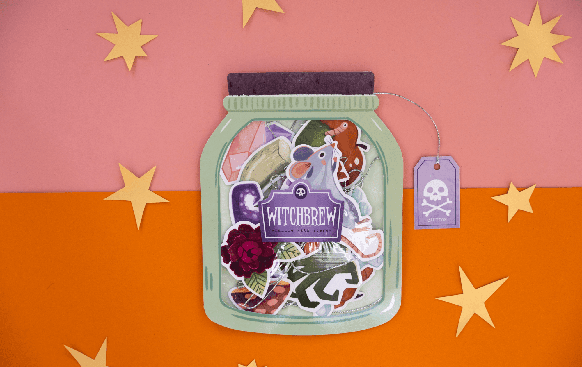 Tarjeta de guirnalda de Halloween Witchbrew por Asia Orlando, con una ilustración en forma de tarro con ingredientes hechiceros como una rana, rosas secas y cristales.