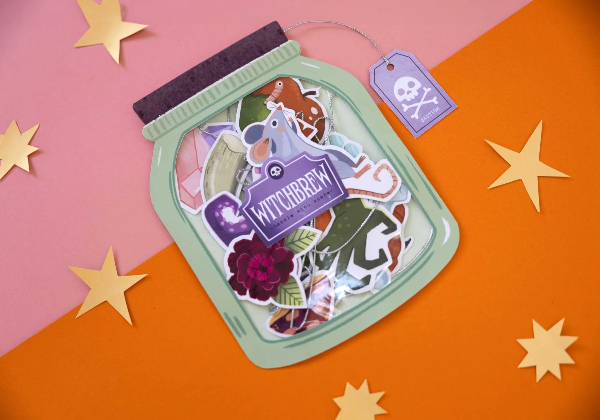 La tarjeta con forma de tarro ilustrada The Witchbrew Halloween Garland por Asia Orlando, mostrada por completo.