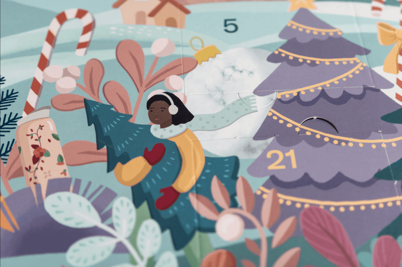 Illustration einer Frau mit dunkler Haut und schwarzem Haar, die Ohrenschützer und einen gelben Mantel trägt und einen Stern auf einem geschmückten Weihnachtsbaum anbringt, umgeben von Weihnachtsdekoration und Grün, mit einem sichtbar nummerierten Adventskalender-Türchen 21.